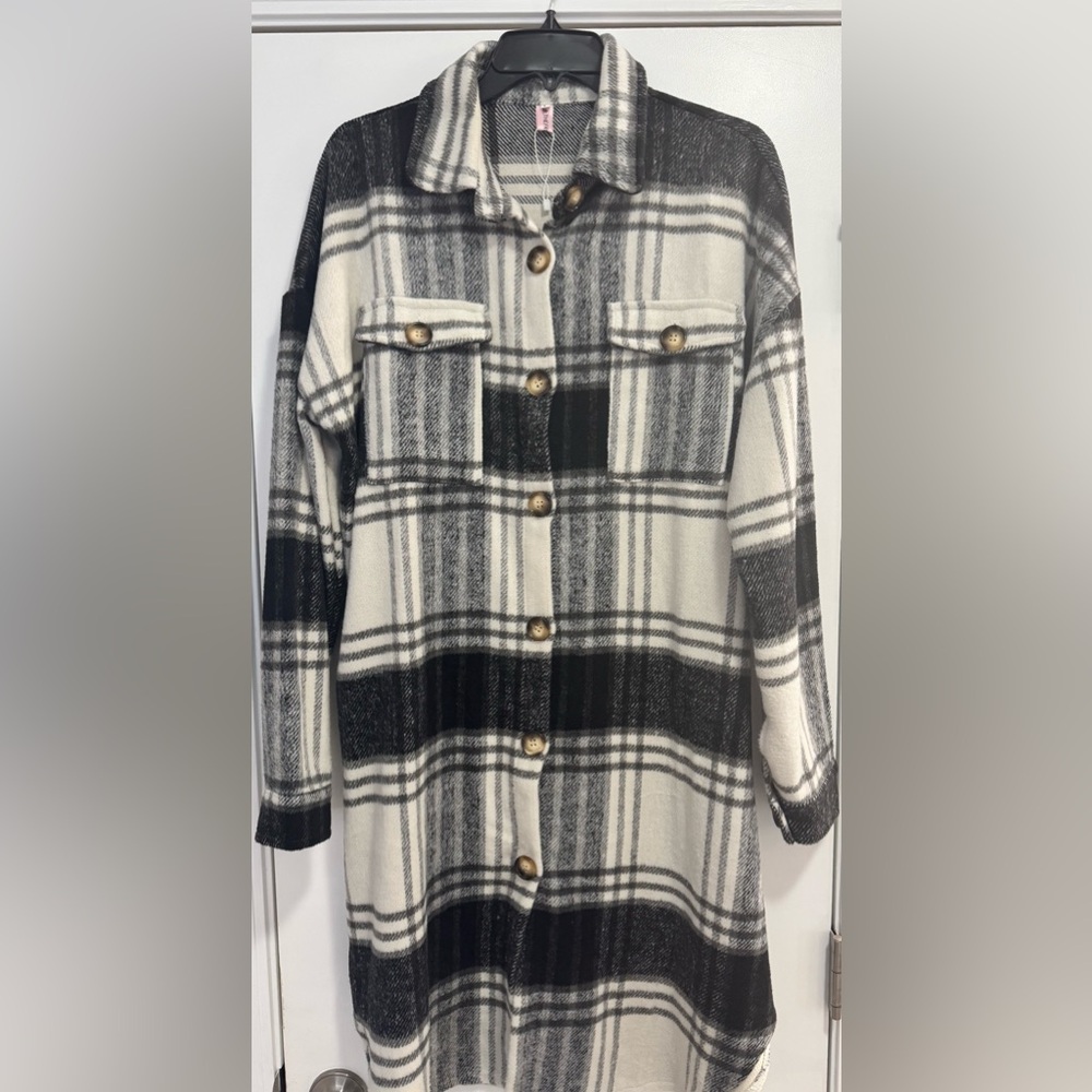 Long f white and black button down flannel with front pocket detailing.